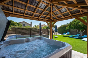 Reel fun Centrally Located w Movie Room Pool Hot Tub